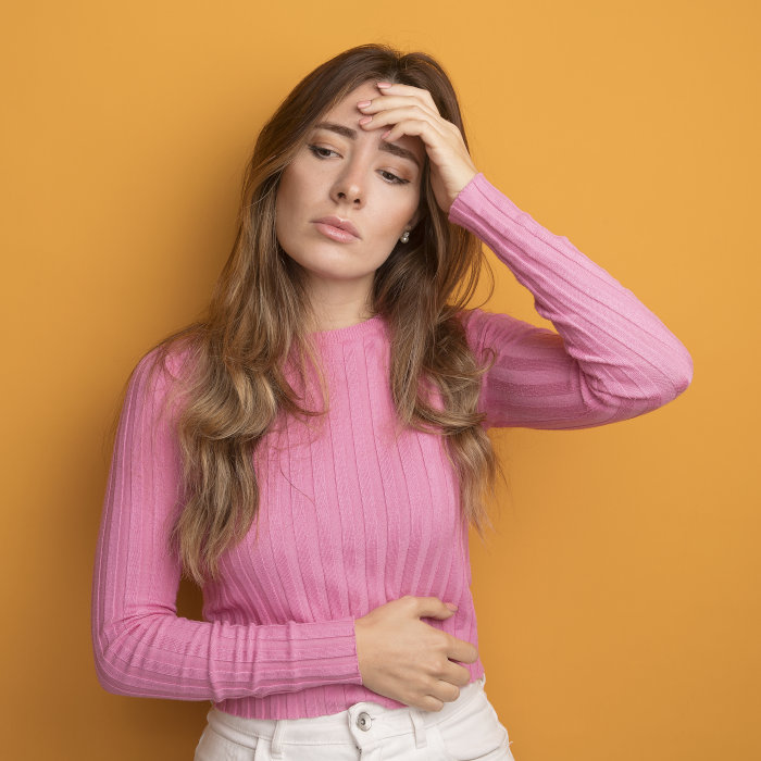 Mujer preocupada ante sangrado de implantación